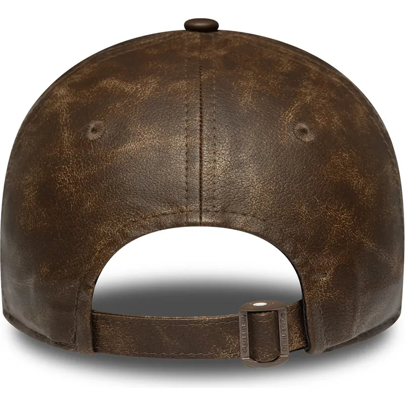 braune-verstellbare-curved-cap-fur-damen-mit-braunem-logo-9twenty-worn-pu-der-new-york-yankees-mlb-von-new-era