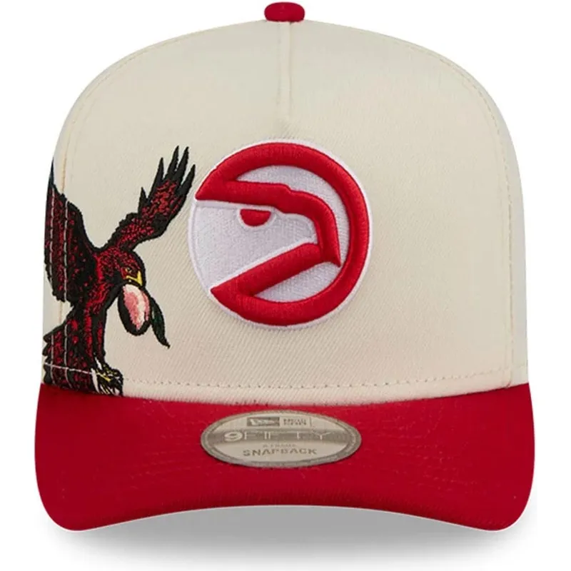 beige-und-rote-gebogene-snapback-kappe-9fifty-a-frame-precurved-hardwood-classics-der-atlanta-hawks-nba-von-new-era
