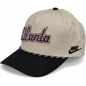 beige-und-schwarze-gebogene-snapback-kappe-rise-structured-der-atlanta-braves-mlb-von-nike