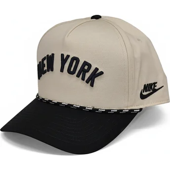 Beige und schwarze gebogene Snapback-Kappe Rise Structured der New York Yankees MLB von Nike