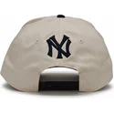 gorra-curva-beige-y-negra-snapback-rise-structured-de-new-york-yankees-mlb-de-nike