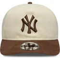 bojd-beige-och-brun-justerbar-keps-9fifty-a-frame-suede-visor-new-york-yankees-mlb-fran-new-era