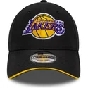svart-justerbar-bojd-keps-9forty-microfibre-fran-los-angeles-lakers-nba-av-new-era