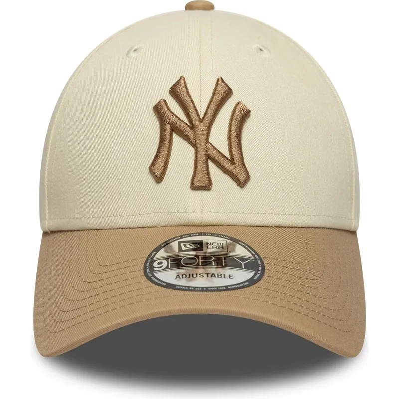 bojd-beige-och-brun-justerbar-keps-med-brunt-logo-9forty-colour-block-fran-new-york-yankees-mlb-av-new-era
