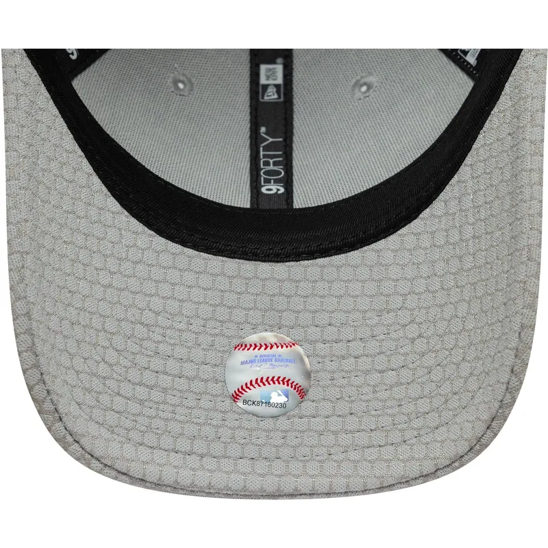 graue-gebogene-snapback-kappe-mit-grauem-logo-9forty-mesh-flawless-der-new-york-yankees-mlb-von-new-era