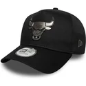 svart-kurvad-snapback-keps-9forty-e-frame-metallic-fran-chicago-bulls-nba-av-new-era