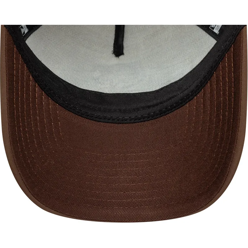 brun-trucker-keps-9forty-m-crown-graphic-fran-new-era