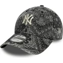 schwarze-verstellbare-curved-cap-9twenty-washed-paisley-der-new-york-yankees-mlb-von-new-era