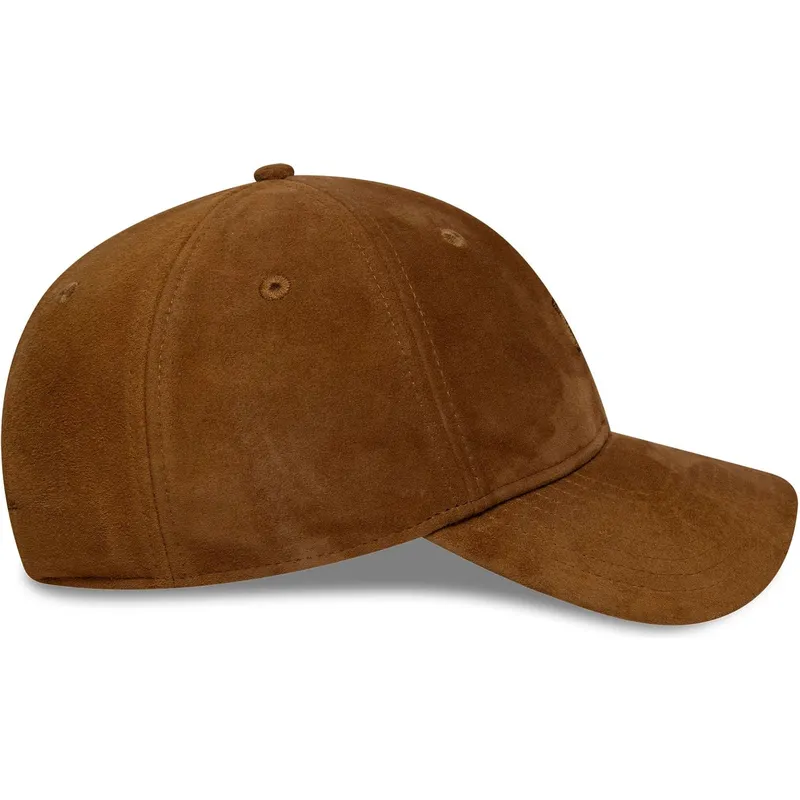 casquette-courbee-marron-ajustable-avec-logo-marron-9twenty-suede-new-york-yankees-mlb-new-era