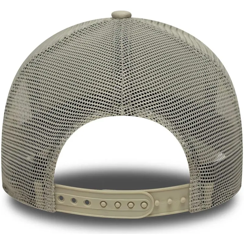 beige-trucker-cap-mit-braunem-logo-a-frame-league-essential-der-new-york-yankees-mlb-von-new-era