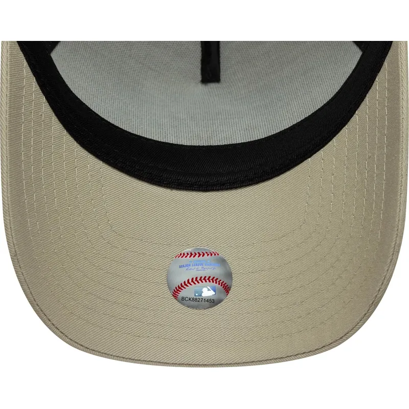 beige-trucker-cap-mit-braunem-logo-a-frame-league-essential-der-new-york-yankees-mlb-von-new-era
