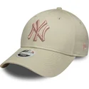 gorra-curva-beige-ajustable-con-logo-rosa-para-mujer-9forty-league-essential-de-new-york-yankees-mlb-de-new-era