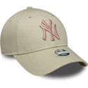 bojd-beige-justerbar-keps-med-rosa-logotyp-for-dam-9forty-league-essential-fran-new-york-yankees-mlb-av-new-era