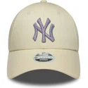 gorra-curva-beige-ajustable-con-logo-violeta-para-mujer-9forty-metallic-logo-de-new-york-yankees-mlb-de-new-era