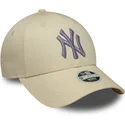 bezowa-regulowana-czapka-z-zakrzywionym-daszkiem-z-fioletowym-logo-dla-kobiet-9forty-metallic-logo-new-york-yankees-mlb-new-era
