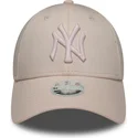 rozowa-regulowana-czapka-z-zakrzywionym-daszkiem-z-rozowym-logo-dla-kobiet-9forty-metallic-logo-new-york-yankees-mlb-new-era