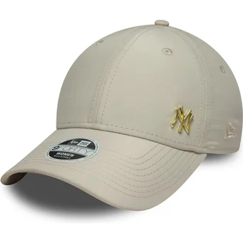 Gorra curva beige ajustable con logo dorado para mujer 9FORTY Flawless de New York Yankees MLB de New Era