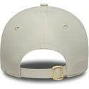 bojd-beige-justerbar-keps-med-gyllene-logotyp-for-dam-9forty-flawless-fran-new-york-yankees-mlb-av-new-era
