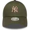 zielona-regulowana-czapka-z-zakrzywionym-daszkiem-z-rozowym-logo-dla-kobiet-9forty-league-essential-midi-new-york-yankees-mlb-ne