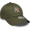 grune-verstellbare-curved-cap-mit-rosa-logo-fur-damen-9forty-league-essential-midi-der-new-york-yankees-mlb-von-new-era