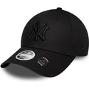 schwarze-verstellbare-curved-cap-mit-schwarzem-logo-fur-damen-9forty-bow-back-der-new-york-yankees-mlb-von-new-era