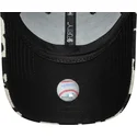 svart-och-vit-justerbar-kurvad-keps-for-dam-9forty-cow-midi-fran-new-york-yankees-mlb-av-new-era