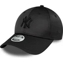 czarna-zakrzywiona-czapka-snapback-z-czarnym-logo-dla-kobiet-9forty-satin-new-york-yankees-mlb-new-era