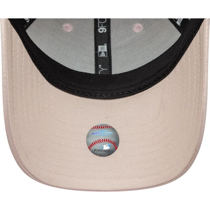 gorra-curva-rosa-ajustable-con-logo-rosa-para-mujer-9forty-satin-de-new-york-yankees-mlb-de-new-era