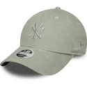 casquette-courbee-verte-claire-ajustable-avec-logo-vert-pour-femme-9forty-m-crown-pastel-cord-new-york-yankees-mlb-new-era