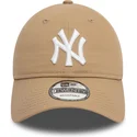 jasnobrazowa-regulowana-czapka-z-zakrzywionym-daszkiem-9twenty-league-essential-new-york-yankees-mlb-new-era