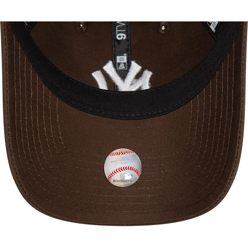 braune-verstellbare-curved-cap-9twenty-league-essential-der-new-york-yankees-mlb-von-new-era