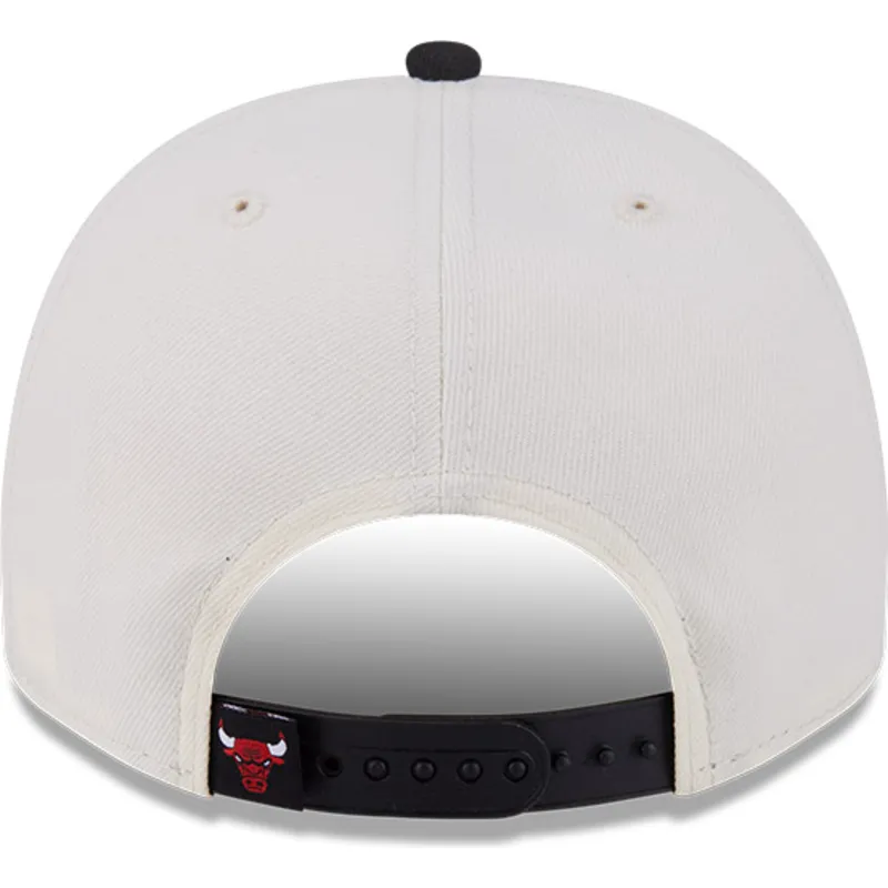 gorra-curva-beige-y-negra-snapback-9fifty-a-frame-classic-de-chicago-bulls-nba-de-new-era