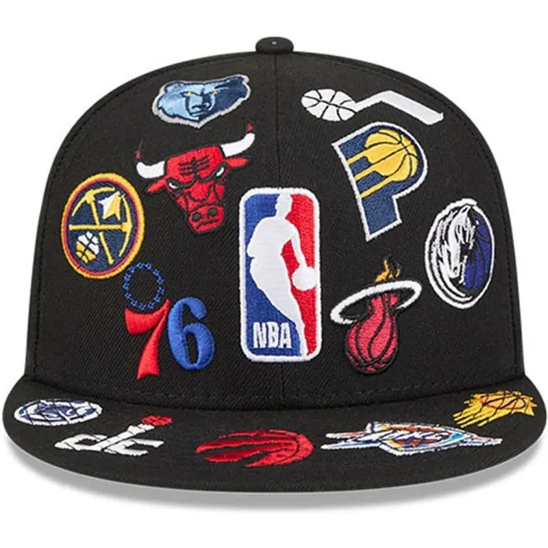 schwarze-enganliegende-59fifty-all-over-flatcap-von-nba-von-new-era