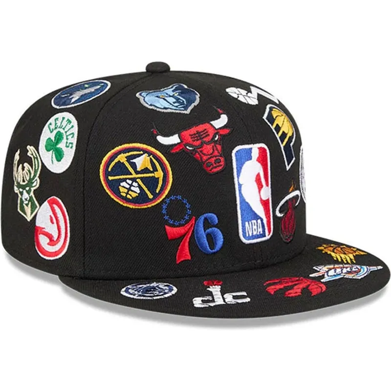schwarze-enganliegende-59fifty-all-over-flatcap-von-nba-von-new-era