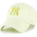 gul-bojd-keps-justerbar-med-gul-logotyp-clean-up-no-loop-label-fran-new-york-yankees-mlb-av-47-brand