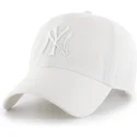 biala-zakrzywiona-czapka-z-bialym-logo-regulowana-clean-up-new-york-yankees-mlb-od-47-brand
