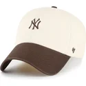 beige-und-braune-verstellbare-gebogene-kappe-clean-up-base-runner-two-tone-der-new-york-yankees-mlb-von-47-brand