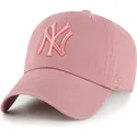 rozowa-regulowana-czapka-z-zakrzywionym-daszkiem-z-rozowym-logo-clean-up-new-york-yankees-mlb-od-47-brand