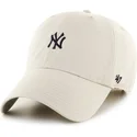 bezowa-regulowana-czapka-z-zakrzywionym-daszkiem-clean-up-base-runner-mini-logo-new-york-yankees-mlb-od-47-brand