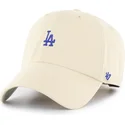 bezowa-regulowana-czapka-z-zakrzywionym-daszkiem-z-niebieskim-logo-clean-up-base-runner-los-angeles-dodgers-mlb-od-47-brand