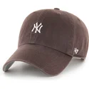 gorra-curva-marron-ajustable-clean-up-base-runner-mini-logo-de-new-york-yankees-mlb-de-47-brand