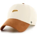 gorra-curva-beige-y-marron-ajustable-clean-up-mini-script-suede-visor-de-oakland-athletics-mlb-de-47-brand