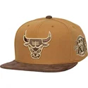gorra-plana-marron-ajustable-coffee-strapback-de-chicago-bulls-nba-de-mitchell-ness