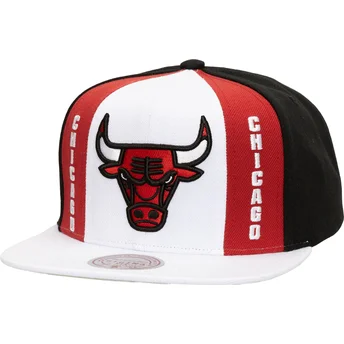 Biała, czerwona i czarna płaska czapka snapback Old Cut Chicago Bulls NBA od Mitchell & Ness
