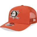 orangefarbene-trucker-mutze-9seventy-stretch-snap-evergreen-der-anaheim-ducks-nhl-von-new-era