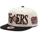 schwarze-und-beige-flatcap-snapback-across-the-board-der-philadelphia-76ers-nba-von-mitchell-ness