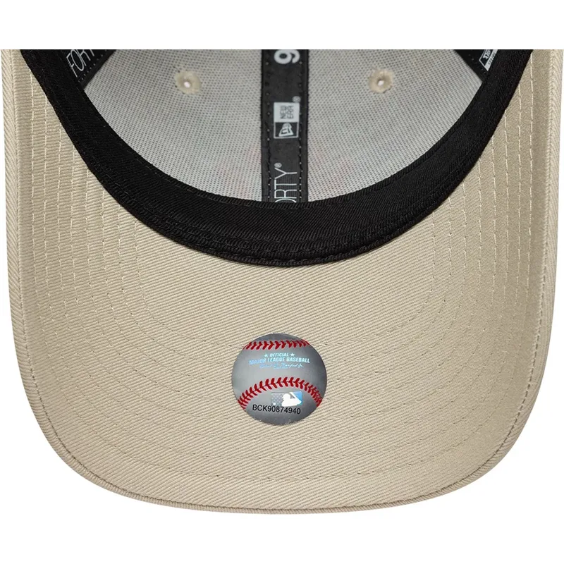 bezowa-zakrzywiona-czapka-regulowana-z-pomaranczowym-logo-dla-chlopca-9forty-league-essential-new-york-yankees-mlb-new-era