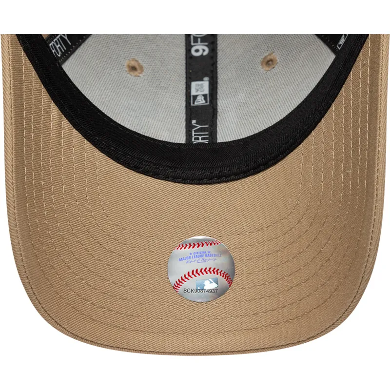 bezowa-zakrzywiona-czapka-regulowana-dla-chlopca-9forty-icon-los-angeles-dodgers-mlb-new-era