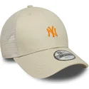 bezowa-regulowana-czapka-trucker-z-pomaranczowym-logo-dla-chlopca-9forty-homefield-new-york-yankees-mlb-new-era