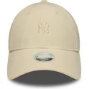 beige-gebogene-verstellbare-damenkappe-9forty-mini-cord-der-new-york-yankees-mlb-von-new-era
